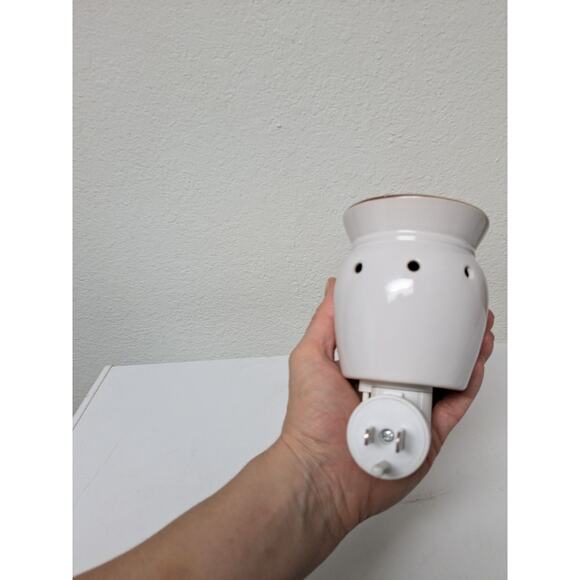 Scentsy Believe Mini Wall Plug-in 15W Wax Warmer w/ Box & New Bulb Retired - Picture 4 of 9